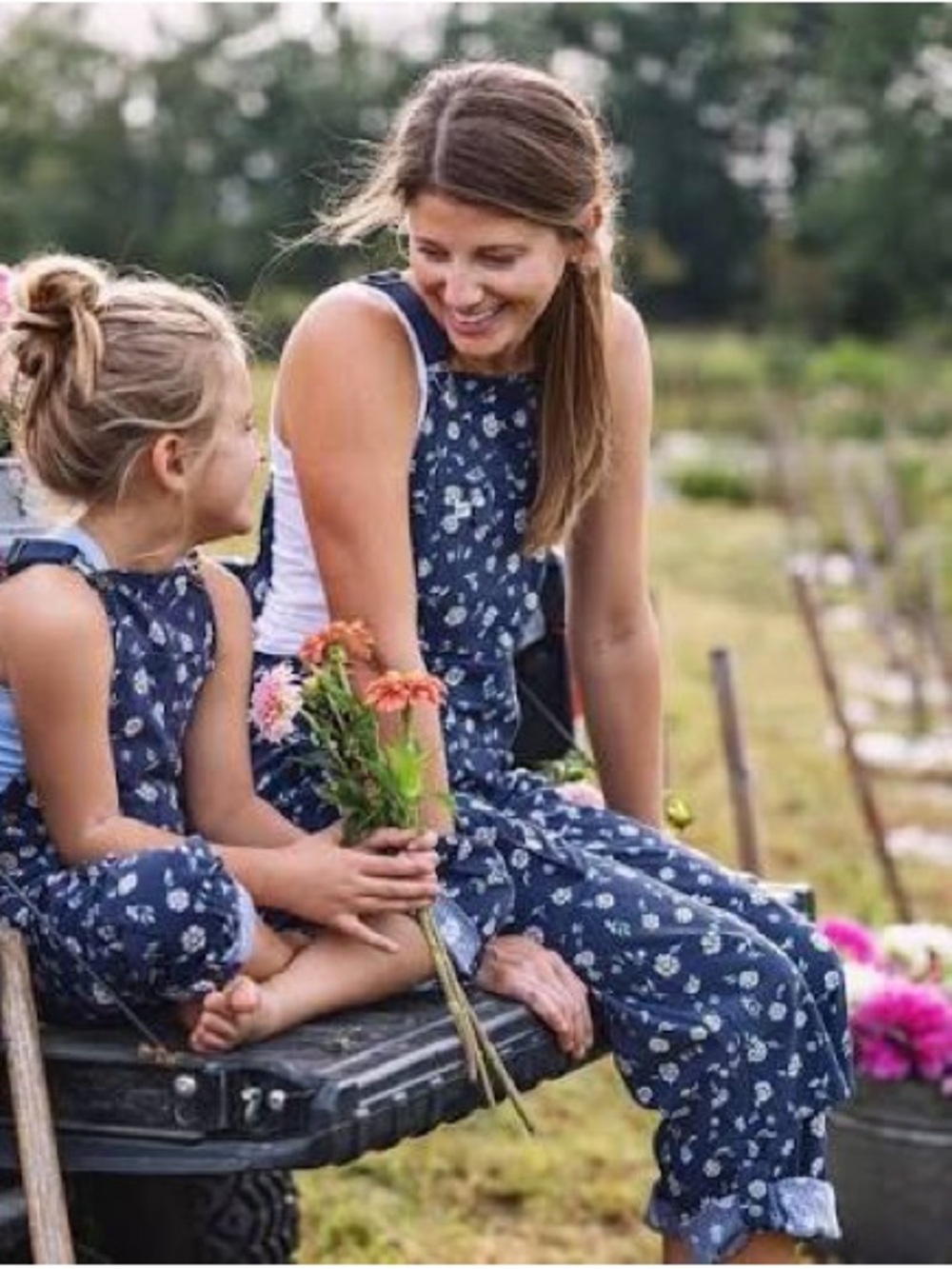 Duluth Trading Heirloom Gardening Bib Overalls Navy Daisy